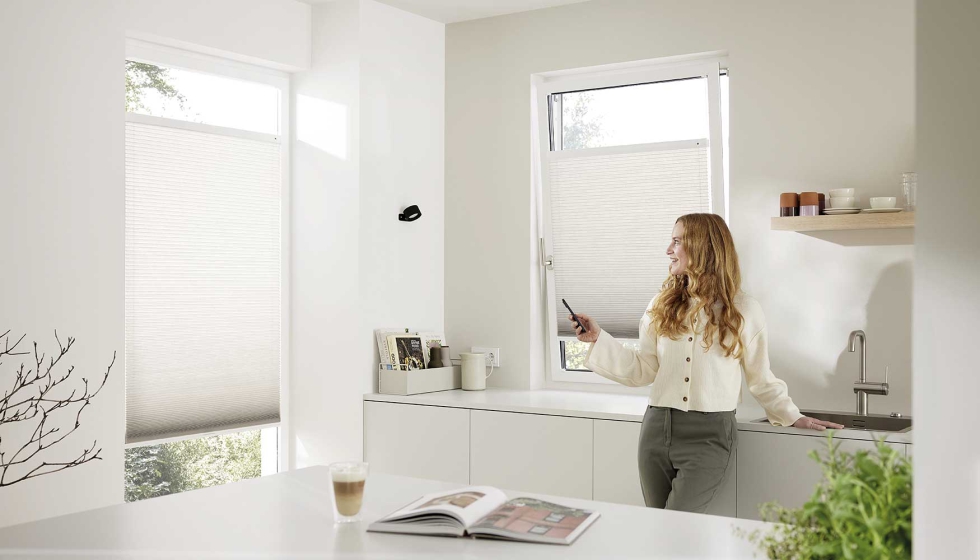El sistema de manejo DUOMotion de Hunter Douglas combina el control manual y motorizado para los sistemas Duette y plisados...