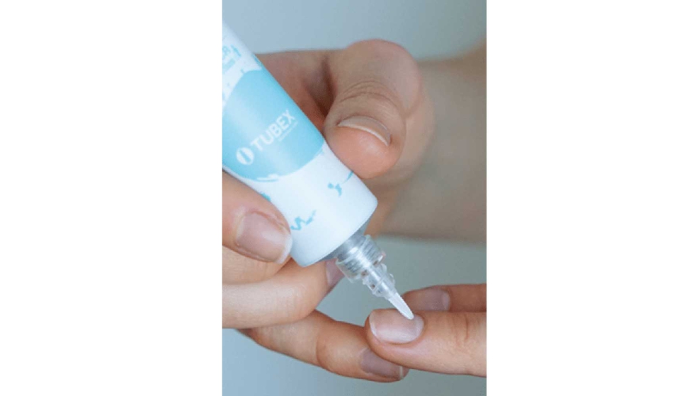 Un aplicador de brocha enroscable permite aplicar los cosm�ticos directamente desde el tubo. Imagen: PackSys