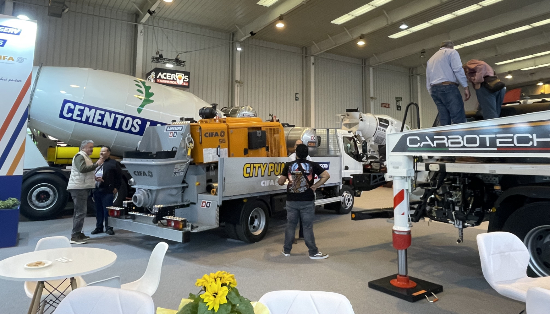 Vista general: CityPump, nuevo semirremolque hormigonera Baryserv y bomba de hormig�n