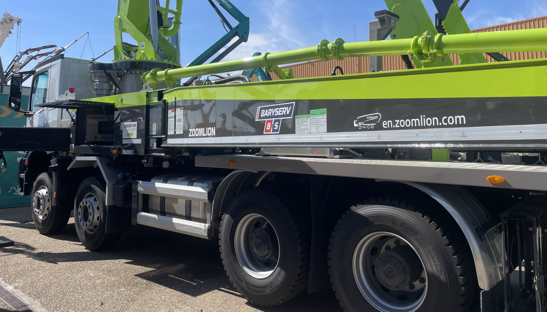 Bomba de hormig�n Zoomlion ZL43 en stand exterior