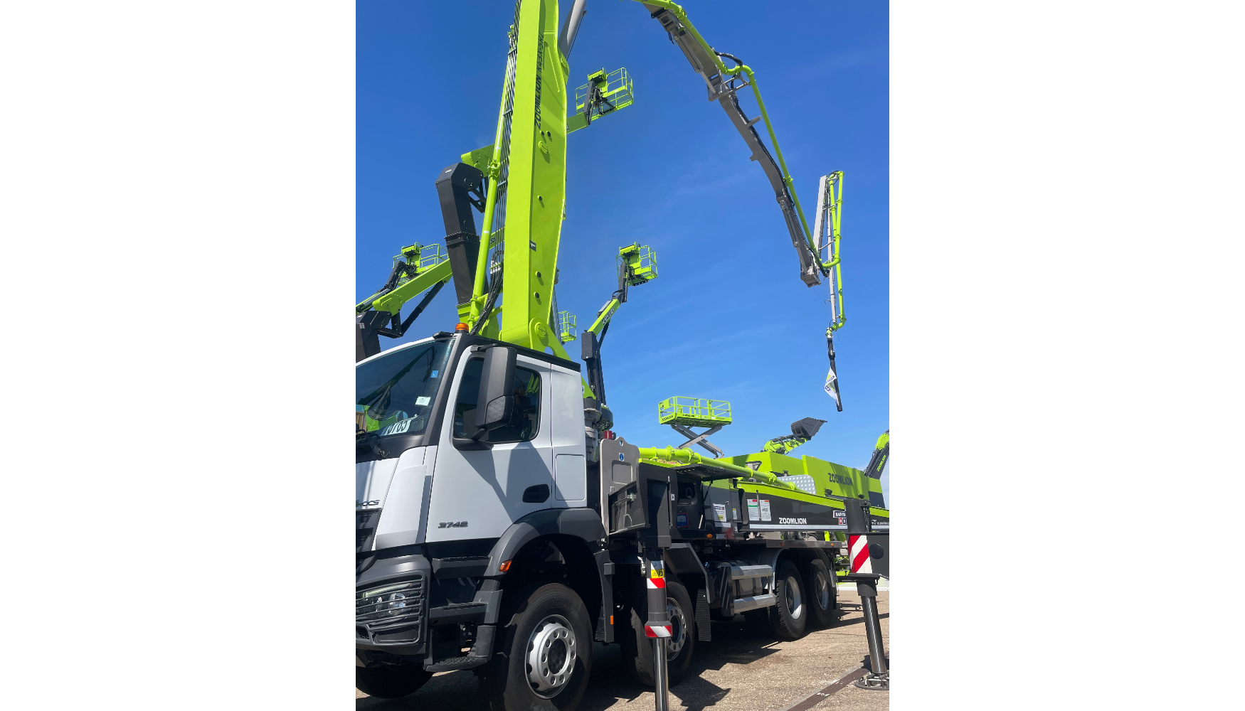 Bomba de hormig�n Zoomlion ZL43 en stand exterior