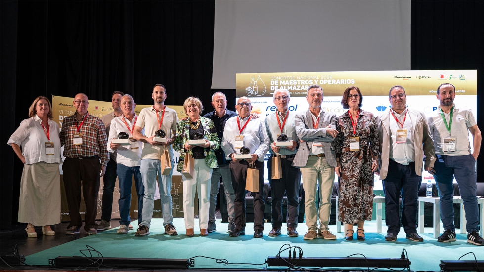 C�pula directiva de AEMODA junto a los premiados