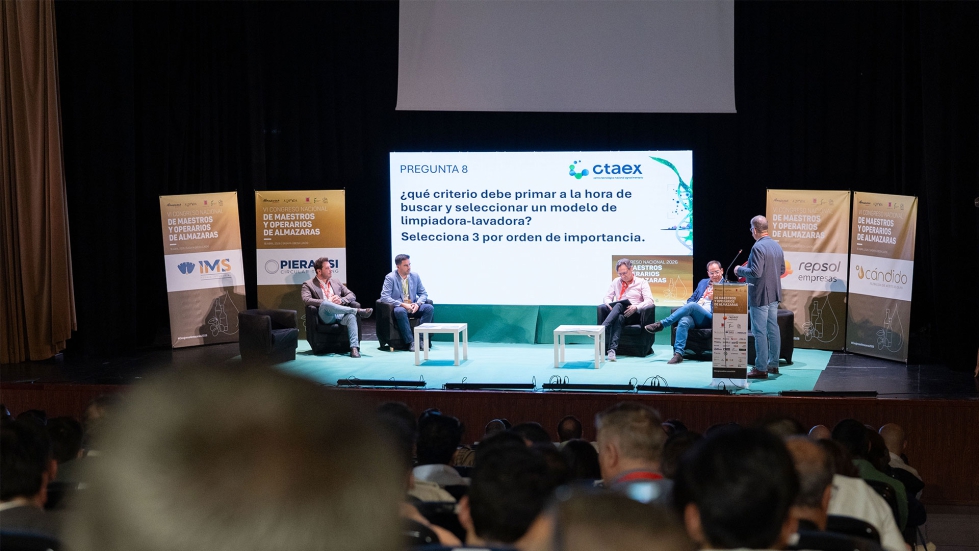 Alfonso Monta�o, responsable del �rea de Tecnolog�a de los Alimentos y Grupos de I+D de CTAEX, Miguel Bueno, t�cnico Comercial de Asigran...