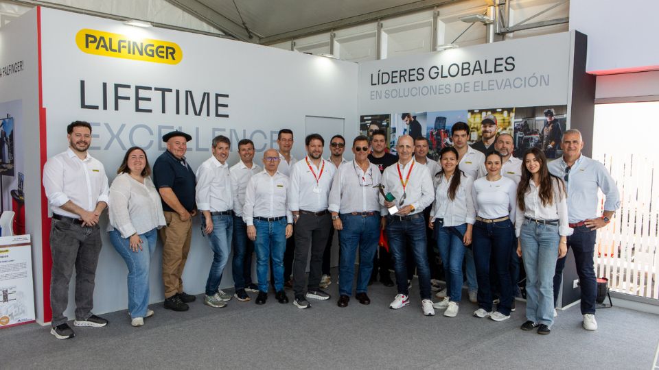 Fotografia de grupo da equipa da Palfinger Ib�rica na Smopyc 2026