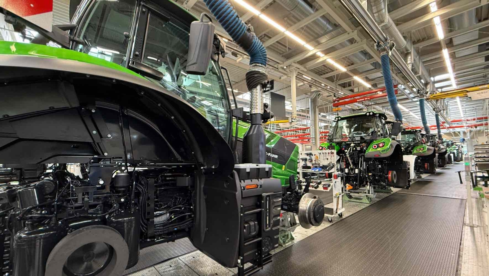 En la l�nea de montaje de tractores se fabrican numerosos modelos y versiones a partir de 140 CV