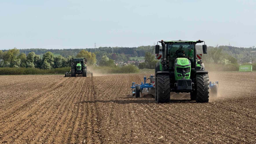 Trabajos en campo con implementos para la preparaci�n del terreno
