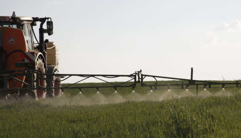 Al minimizar la deriva y ajustar la dosis, el agricultor no solo protege su bolsillo...