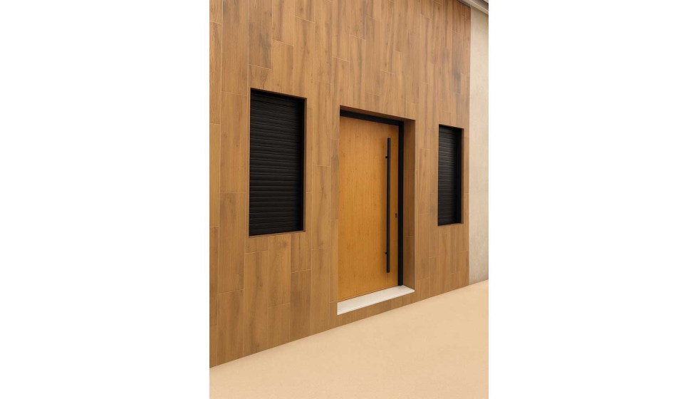 Las lamas de persiana Bioclim microperforadas situadas en la posici�n intermedia de la persinaa facilitan el el paso de luz natural y la ventilaci�n...