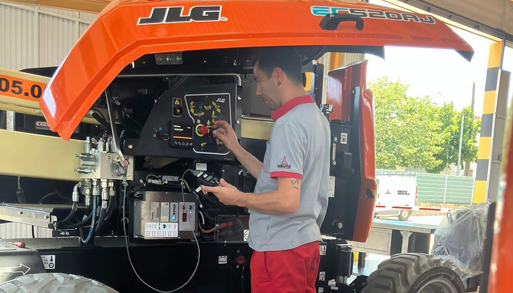 T�cnico de Deutz trabajando en plataforma JLG