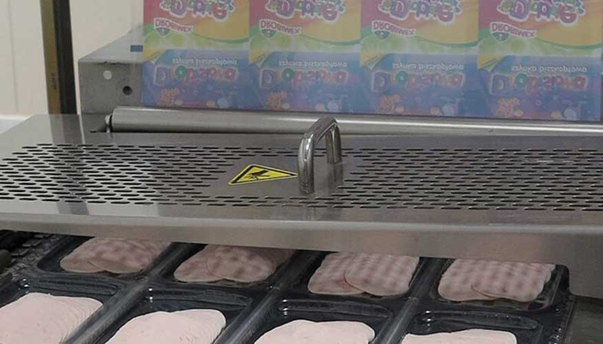Fig. 1: envasado de embutido de ave en una m�quina de envasado por termoformado