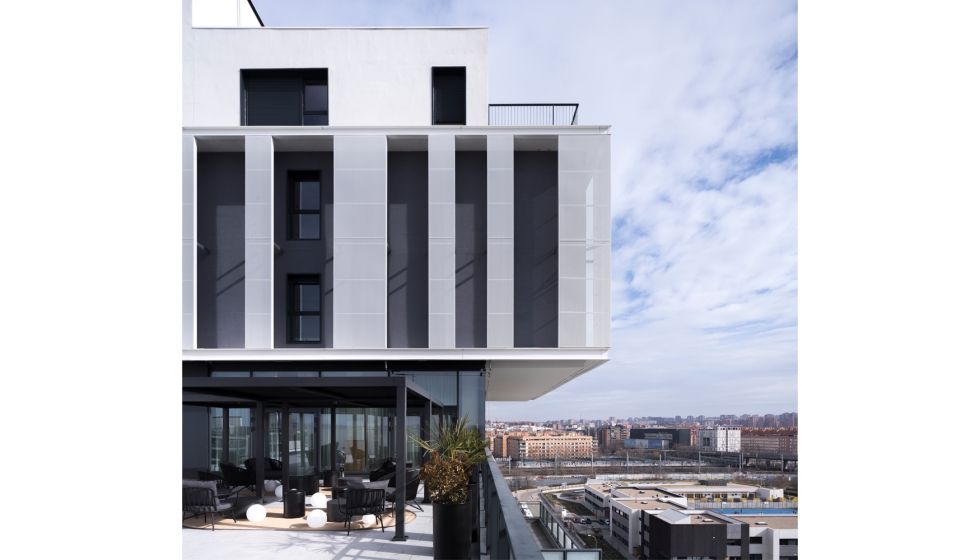 Detalle de una de las terrazas de este edificio que a�na vivienda colectiva y coworking