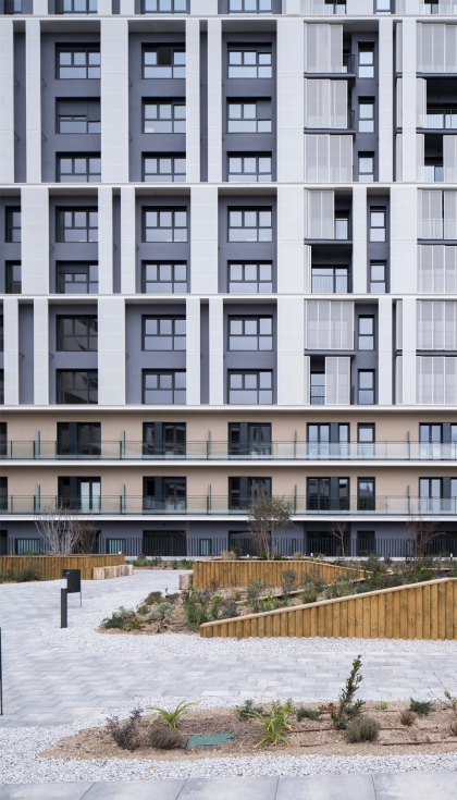 El edificio se integra con el entorno reforzando su identidad comunitaria