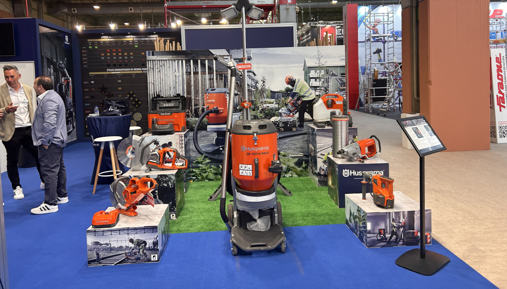 Stand interior de Husqvarna Construction en Smopyc 2026, con detalle de la Zona 'Green' (Equipos a bater�a)