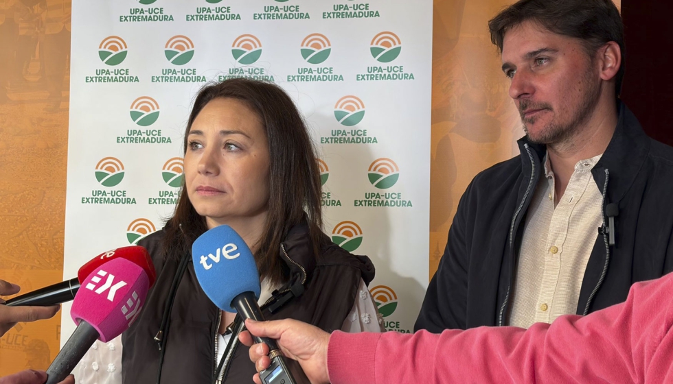 Jamaica Risco, responsable de ganader�a de UPA-UCE; y �scar Llanos, secretario general de la organizaci�n agraria