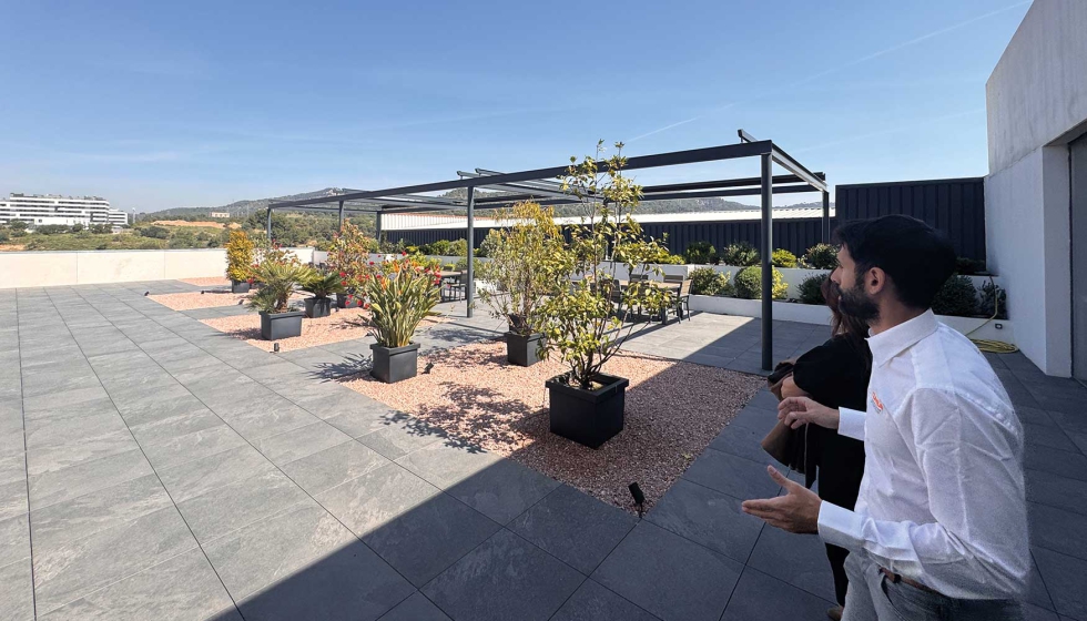 Bernat D�az, technical sales de CUMSA muestra la terraza donde se celebrar� la parte de networking de las jornadas...