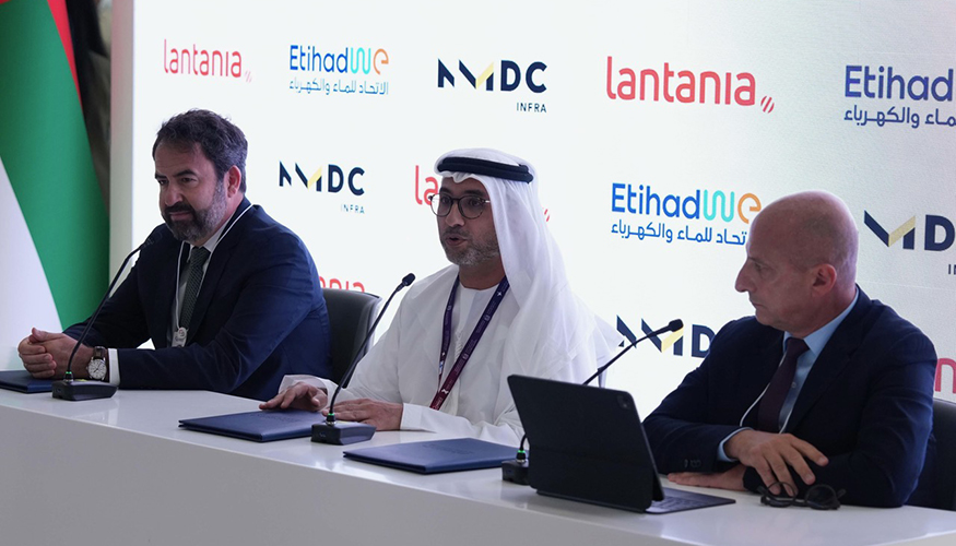 El CEO de Lantania Aguas, Pedro Almagro; junto al CEO de EUDC, Mohammed Al Shehhi; y el CEO de NMDC Infra, Haris Giatsos...