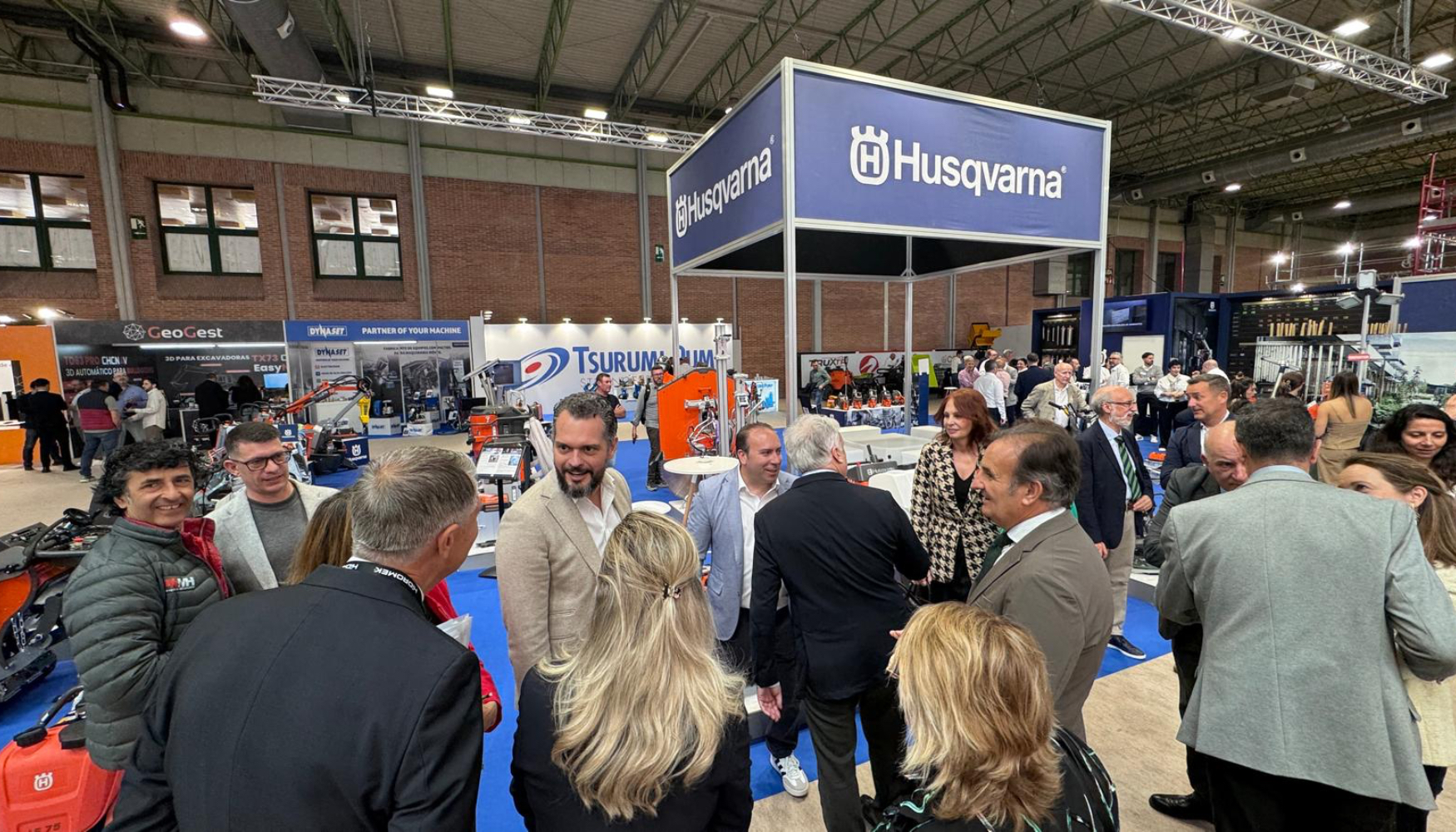 Visita da comitiva de autoridades ao stand da Husqvarna Construction durante a inaugura��o oficial da Smopyc 2026