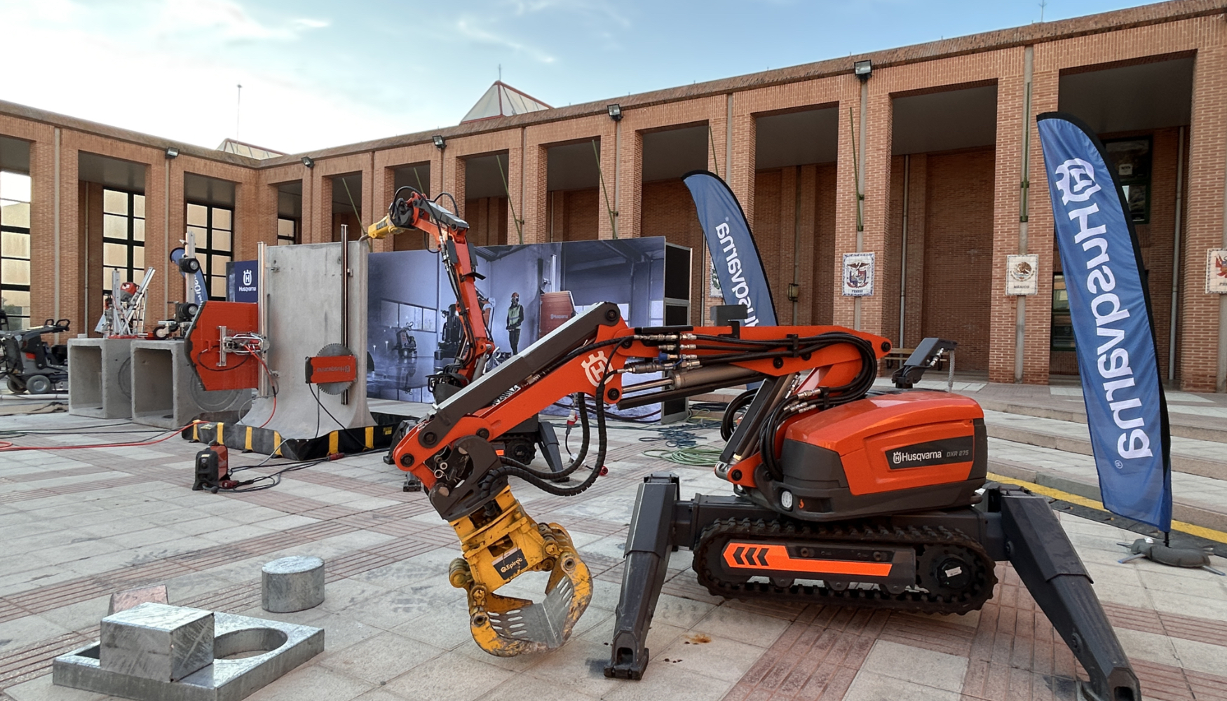 Stand exterior da Husqvarna Construction na Smopyc 2026, com �rea de demonstra��es