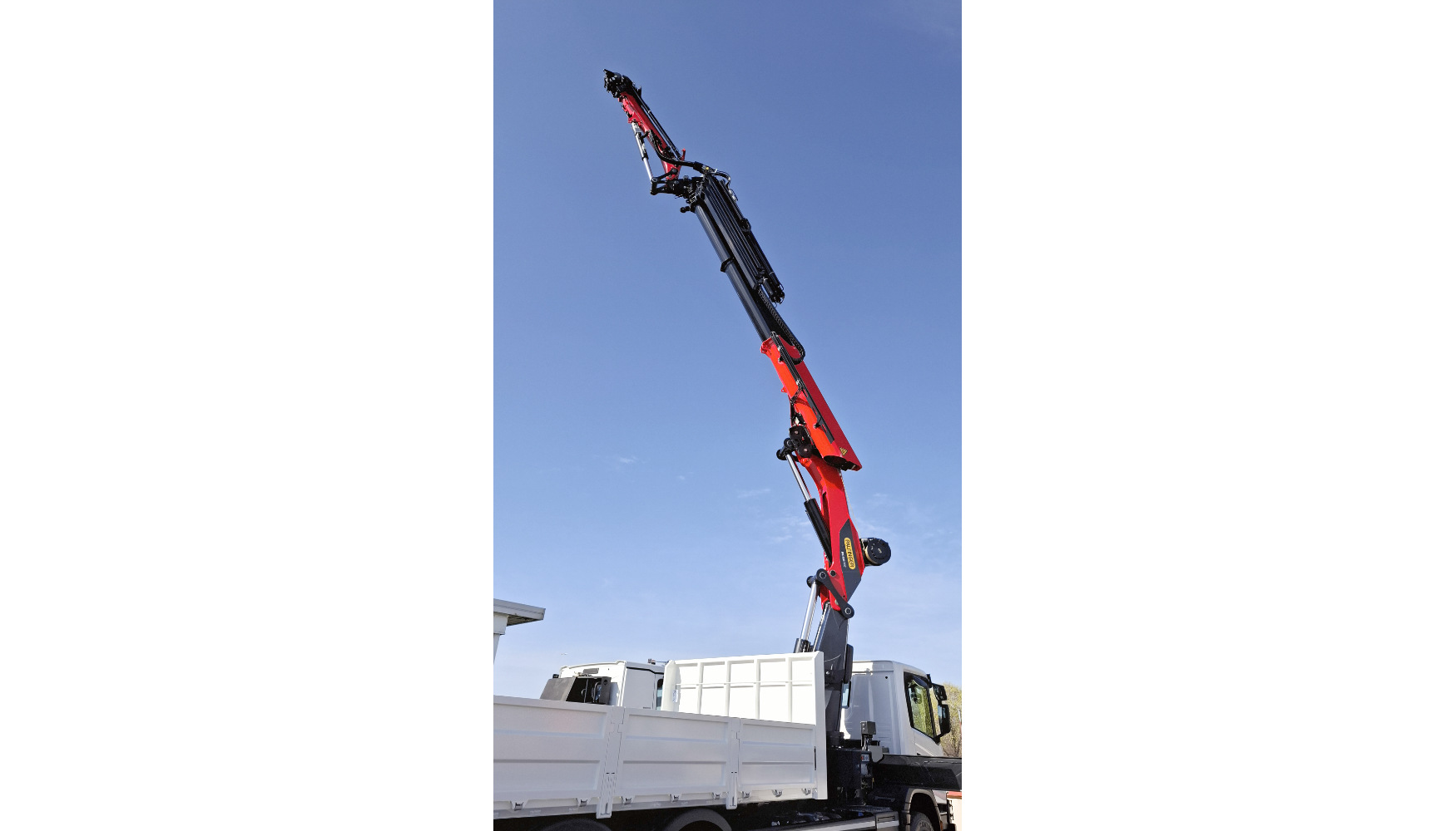 La gr�a alcanza un radio horizontal �ptimo de hasta 29 metros con una capacidad de carga de 380 kg