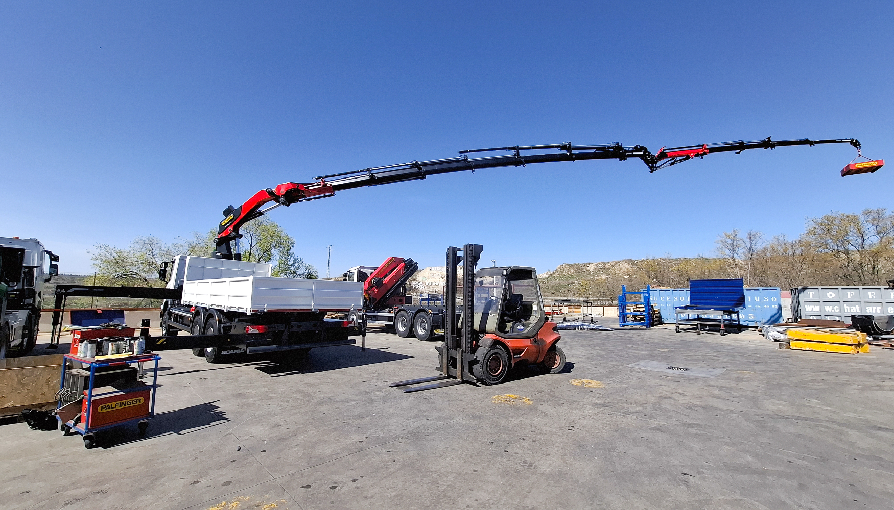 La gr�a tipo F cuenta con 7 prolongas hidr�ulicas y brazo articulado PJ090C con 4 prolongas adicionales