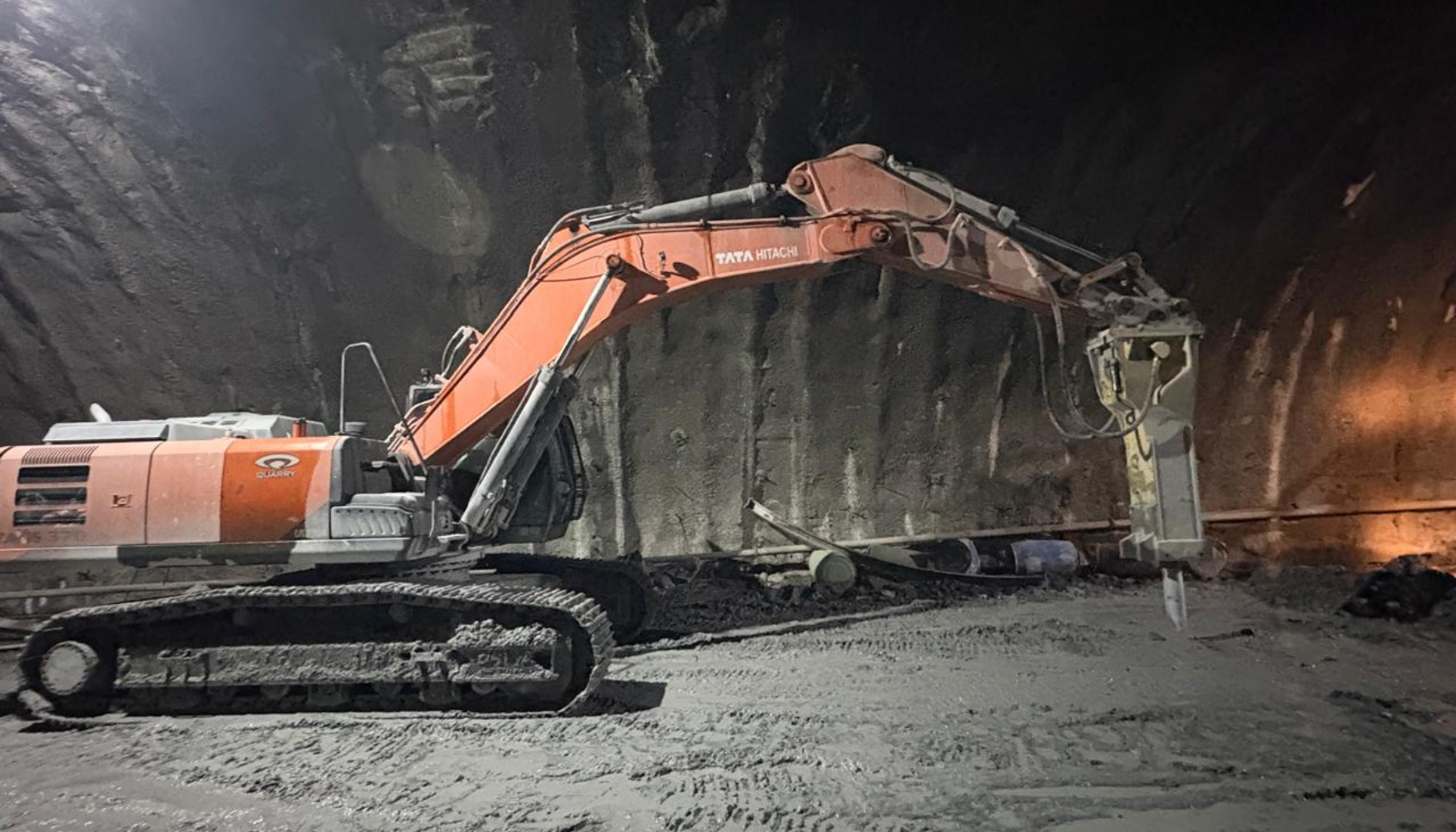 Martillo hidr�ulico Epiroc HB 3600 DP trabajando en los t�neles del Himalaya