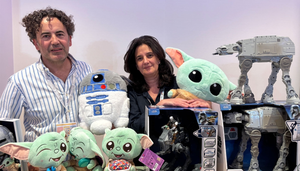 Emilio Marco Payo, key account manager, Ana Garc�a, directora de marketing de Simba Toys