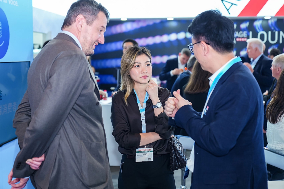 Dominic Fiel, director ejecutivo de PiFA, y Sandy Lin, directora del cl�ster asi�tico...