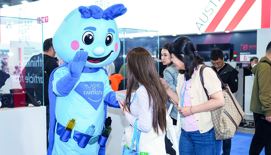 Captain Plasto, mascota de Plastic is Fantastic Association, fue uno de los elementos m�s destacados de la participaci�n de PiFA en Chinaplas 2026...