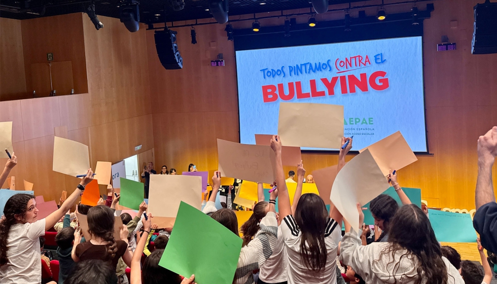 Como cierre de la jornada, los estudiantes escribieron mensajes contra el bullying en una actividad creativa organizada por Giotto...