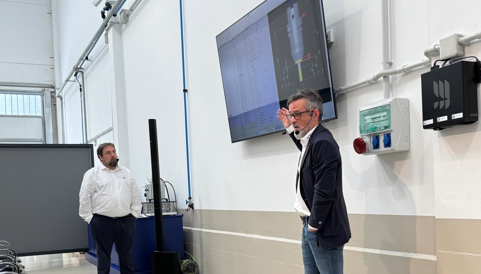 Ion Mont�n, mostrando los detalles del software Hummingbird, de Open Mind