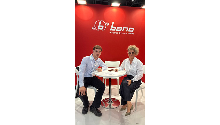 Laura Minotto, Sales Project Manager de Bano Recycling, acompa�ada por nuestro compa�ero Marc S�nchez Vallesp�