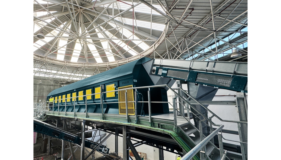 Planta de clasificaci�n de envases ligeros de Vaersa. En primer plano, trommel de STADLER