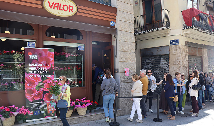 La iniciativa ha incluido un photocall floral inspirado en los balcones valencianos...