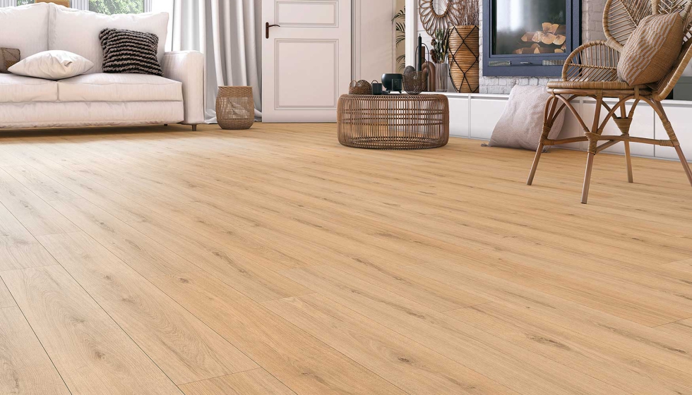 Vetas de Madera y Con Muchas Tablas gestionan cerca de 200.000 m� de producto en stock. En la imagen, el laminado Hydroclick en acabado Roble Real...