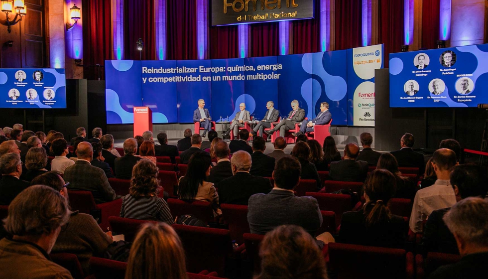La jornada organizada por Expoquimia y Foment del Treball reuni� a representantes institucionales y directivos de la industria qu�mica para debatir...