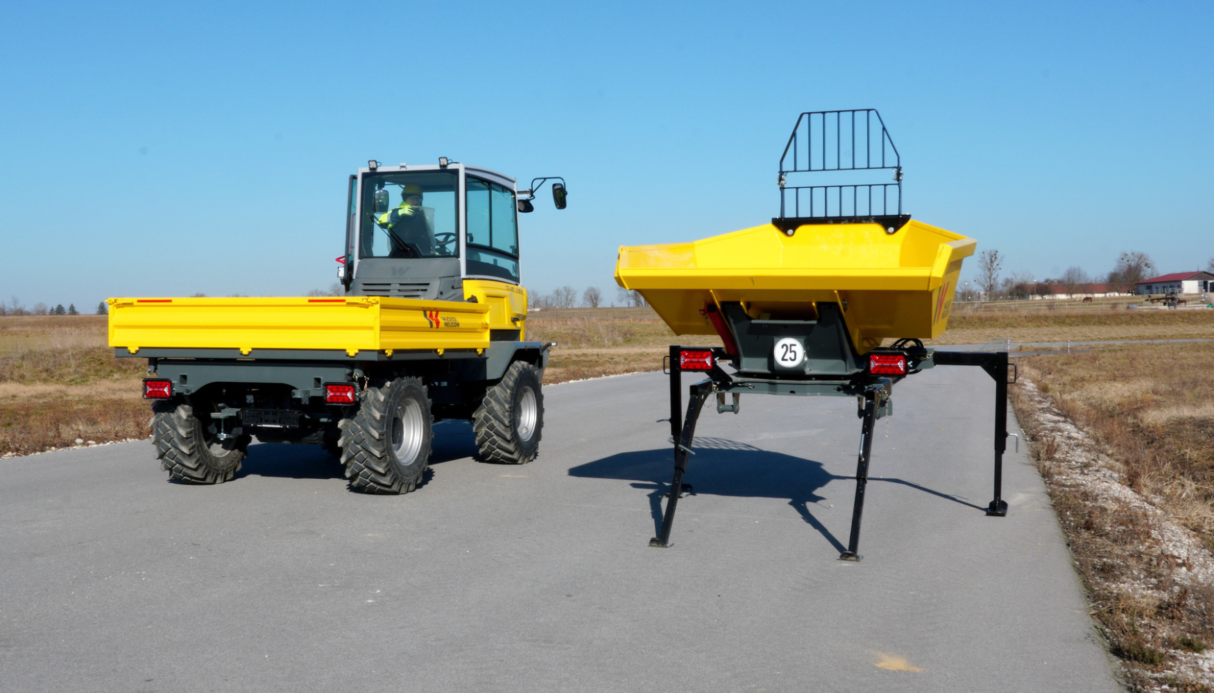 Acto de entrega (arriba) a Wacker Neuson del 'Premio de Oro Smopyc a la Innovaci�n en Dise�o o Rendimiento' por el dumper DV60 con sistema para...