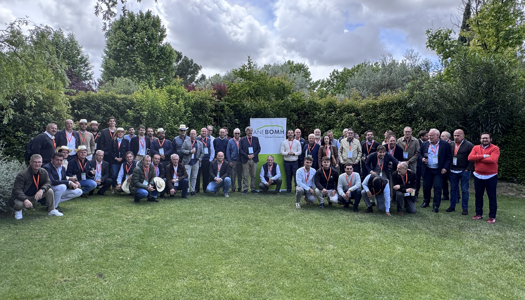 Foto de familia con los asistentes a la Asamblea General Extraordinaria de ANEBOMH