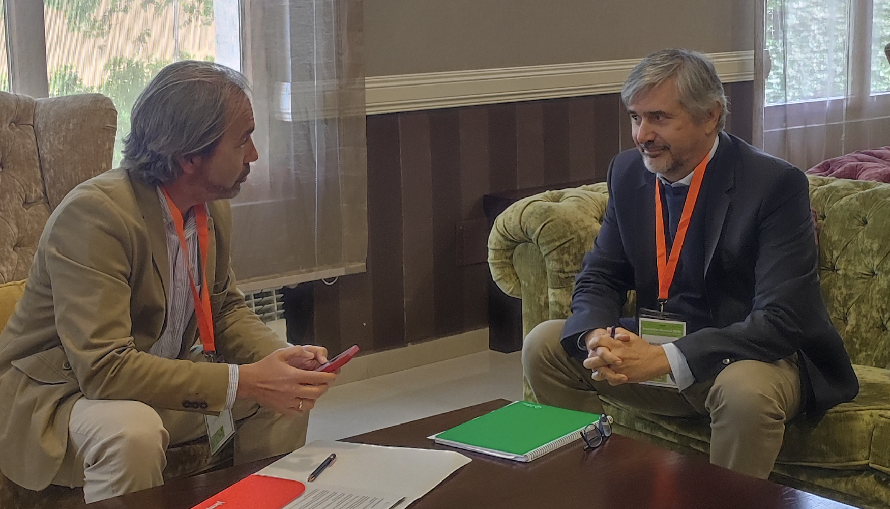 Dos momentos de la entrevista realizada por David Mu�oz, director del �rea CI de Interempresas, a Miguel D'Cotta, presidente de ANEBOMH...