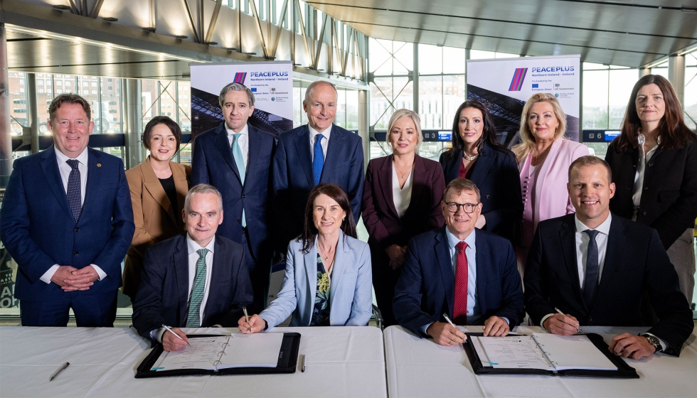 Representantes institucionales y directivos de Stadler, Iarnr�d �ireann y Translink durante la firma del contrato