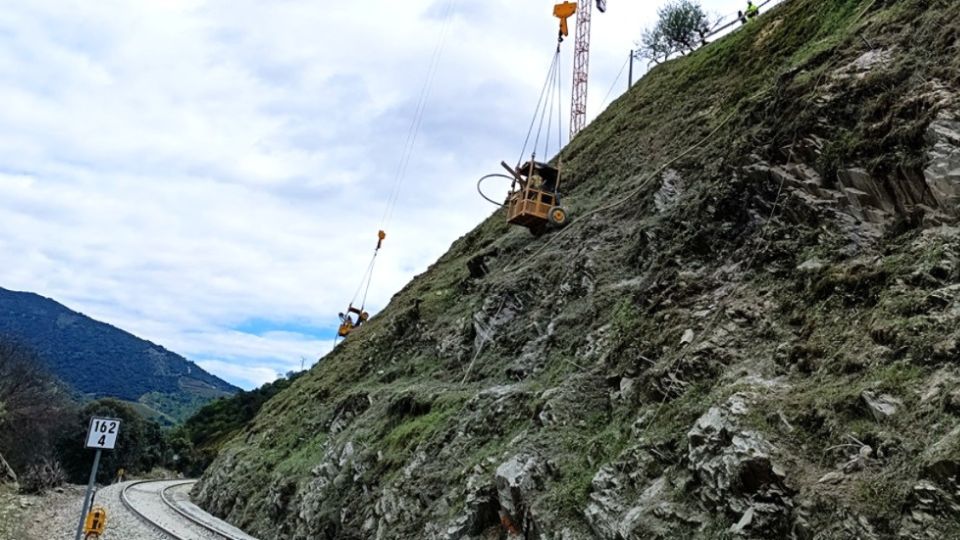 Os trabalhos decorrem entre as esta��es de Vargelas e do Pocinho, numa zona de dif�cil acesso, ao longo do rio Douro...