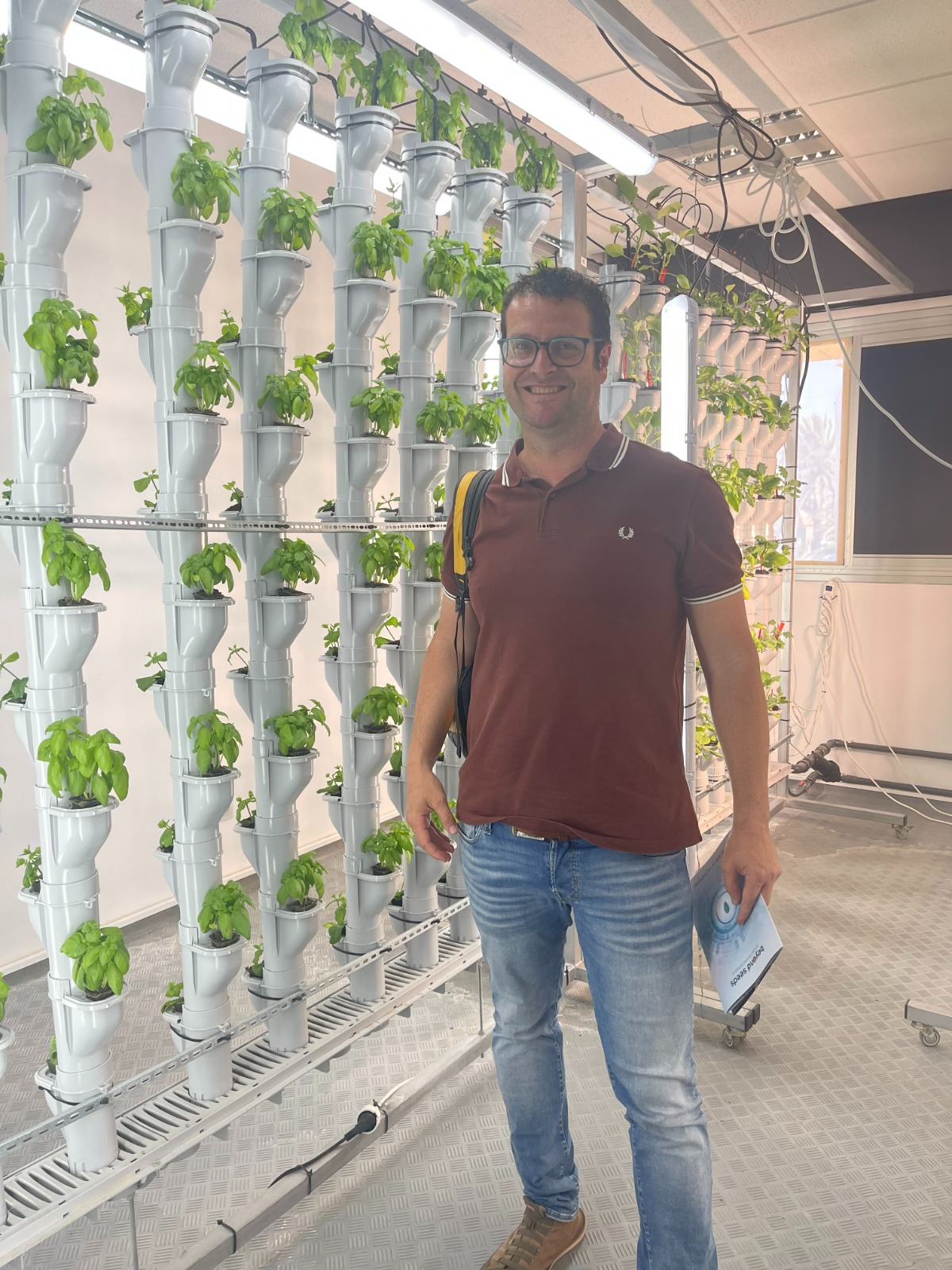 Esteban Jos� Baeza Romero, junto a una estructura de agricultura vertical