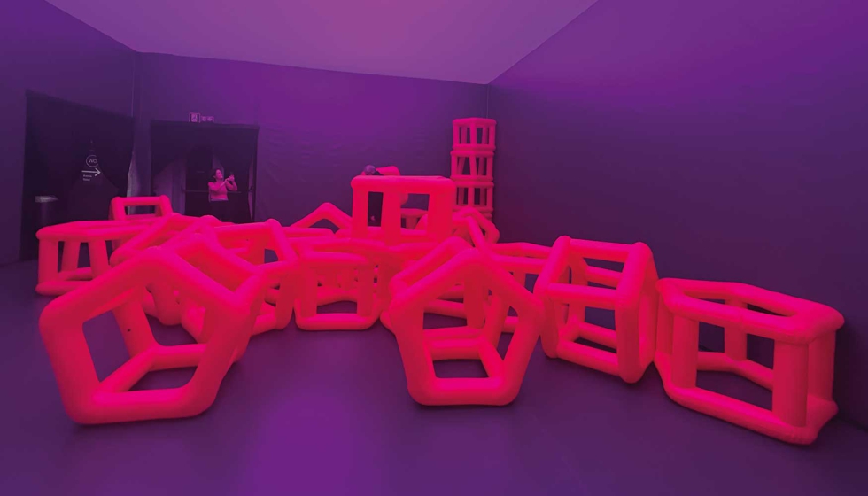 Dos instant�neas de �Crazy Love For Polygons� de Cyril Lancelin (izquierda) y �New spring� de A.A. Murakami (derecha)