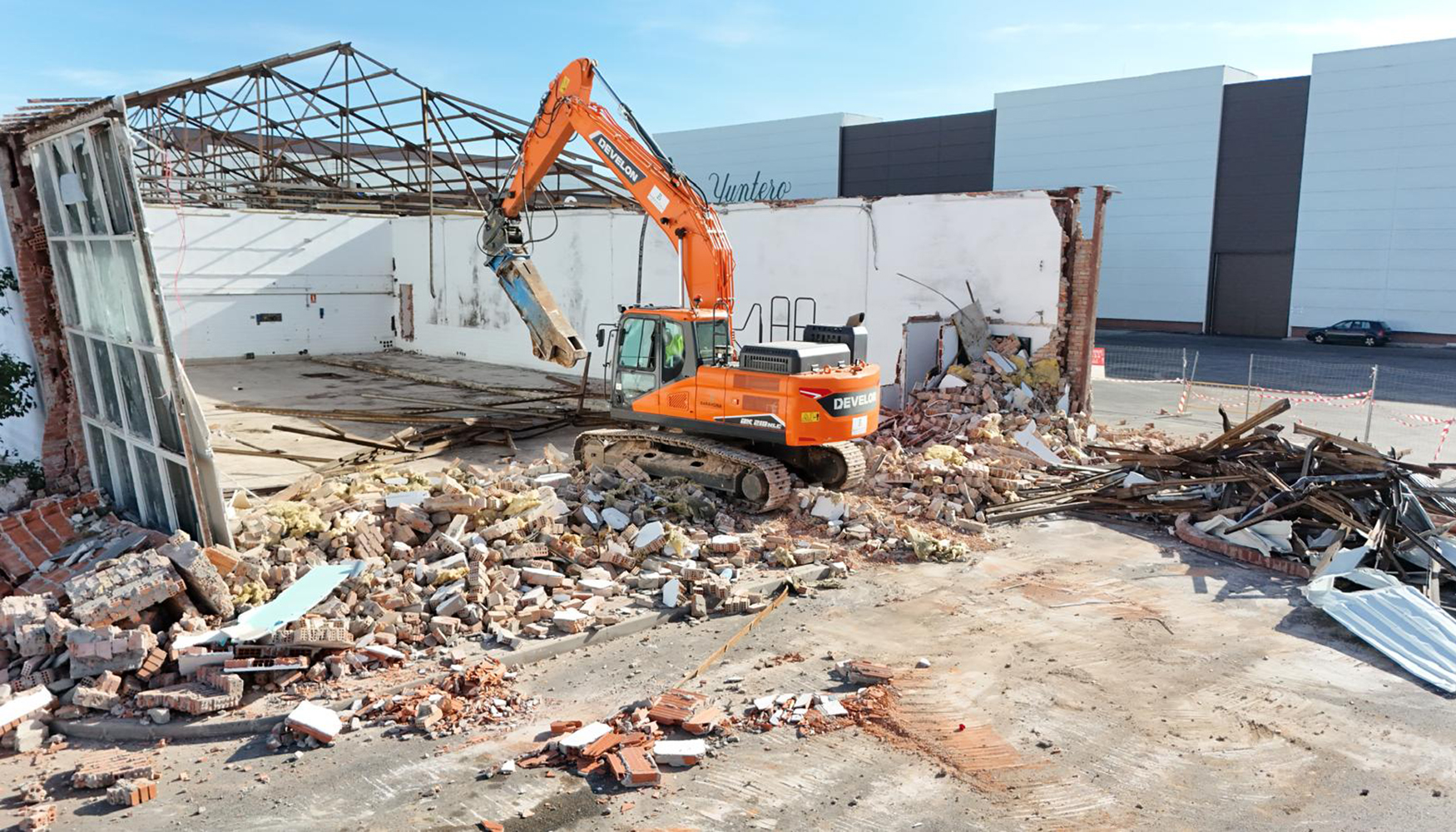 Excavadora Develon DX210NLC, una de las 12 unidades de la marca que Barahona Obras y Servicios tiene en su parque
