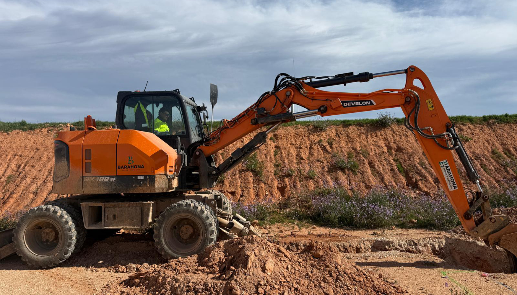 Excavadora de ruedas DX100W-7