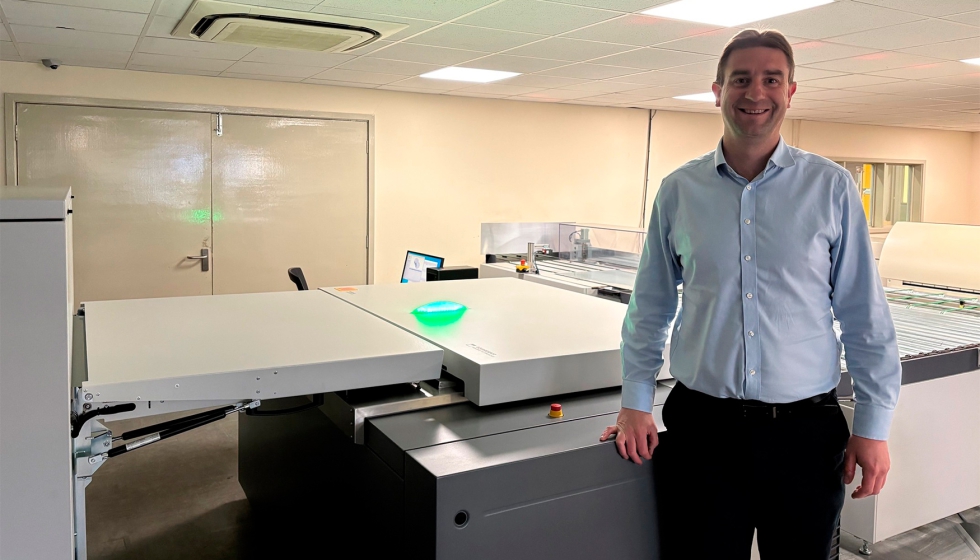 James Cross, codirector general de Micropress, junto al nuevo equipo de Kodak