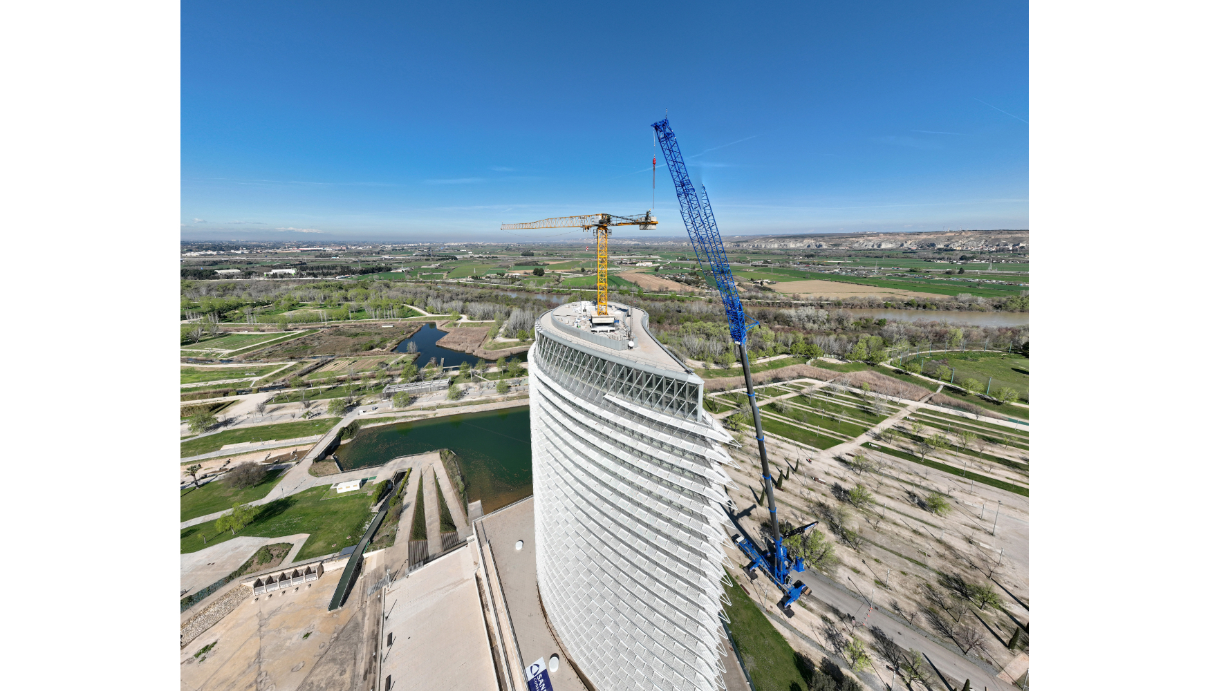 La nueva gr�a m�vil Liebherr LTM 1650-8.1 de gr�as El Portillo se estren� con el montaje de la gr�a torre Liebherr 110 EC-B...
