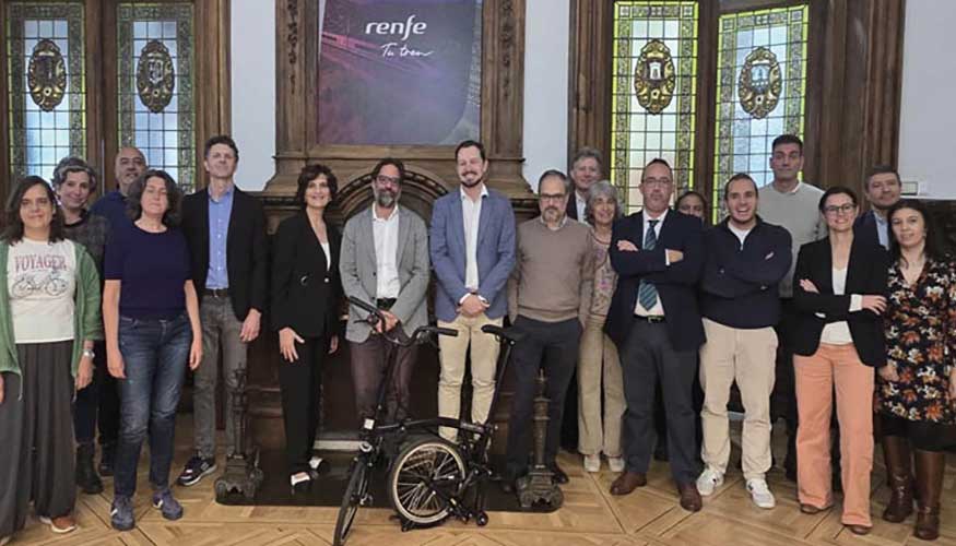 La sesi�n reuni� a organismos como el Ministerio de Transportes, la Red de Ciudades y Territorios por la Bicicleta (RedBici)...