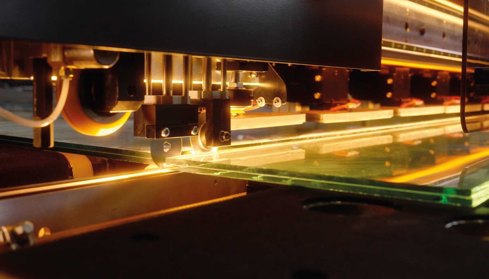 L�mpara de calentamiento situada en el elemento tronzador para ejecutar el corte ultrarr�pido en la m�quina LAM 606SXR de Turomas...