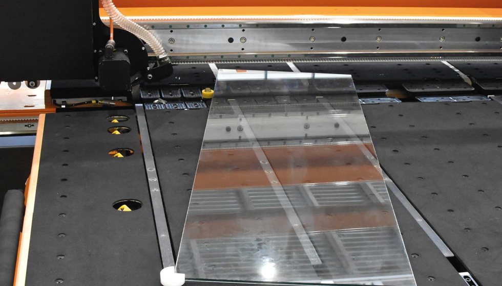 Sistema patentado de posicionado y corte de formas rectas y barandillas en vidrio laminado de seguridad