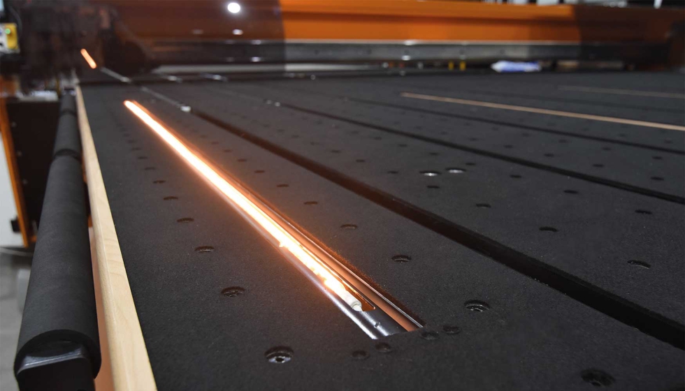 Una l�mpara lateral adicional permite maximizar la producci�n de la LAM 606 de Turomas